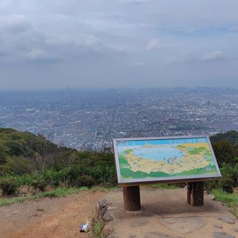 霞んでいて六甲山までは見えません。