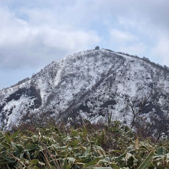 南丈競の避難小屋が小さく見えます