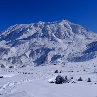 立山・雄山・浄土山 白くコーティングされた立山