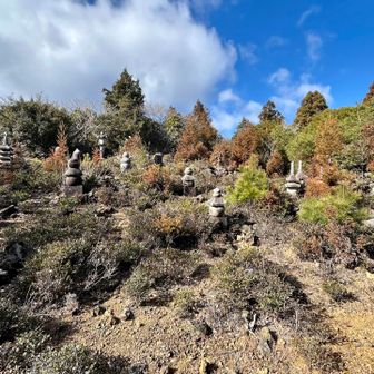 朝熊ヶ岳南峰のピークには朝熊山経塚群がある