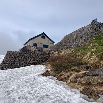 山頂神社付近や月見ヶ原はまだ積雪がかなりあります
今日は雪渓歩きが多かったし、雪解けが遅いようですね