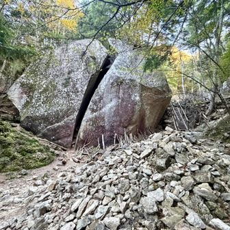 沢を渡渉して桃太郎岩🍑
噴火で飛んできた岩🪨なのか知らんけど、
こんなの飛んできたら恐怖です😱