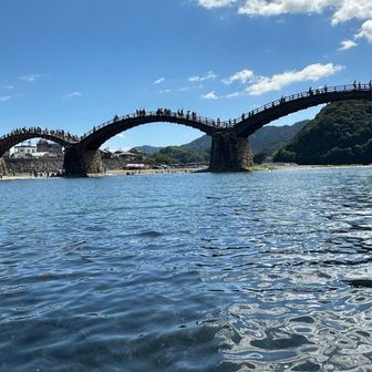 錦帯橋は岩国城の外堀として利用されている錦川（にしきがわ）に架けられた橋である。
かつて、錦川を挟んで内側に御土居と上級武士達の居住地区が、外側に中下級武士達の居住地区があった。
中下級武士達が政務中枢地帯の御土居に行くための橋は、城下町の形成当初から築かれていたと言われているが、錦川の洪水のために幾度も流された。そこで考案されたのが「流されない橋」。研究を重ね、1673年（延宝元年）に完成したのが、観光名所としても有名な錦帯橋だった。しかし、完成した錦帯橋は、一年後に流されてしまった。
さらに改良を重ねた錦帯橋は、その後、定期的な架け替え工事が行われ、昭和に入るまで約250年間流されていない。
