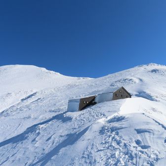 やっと小屋が見えました🛖　
茂倉岳には夏道でなく、小屋から直登するようです