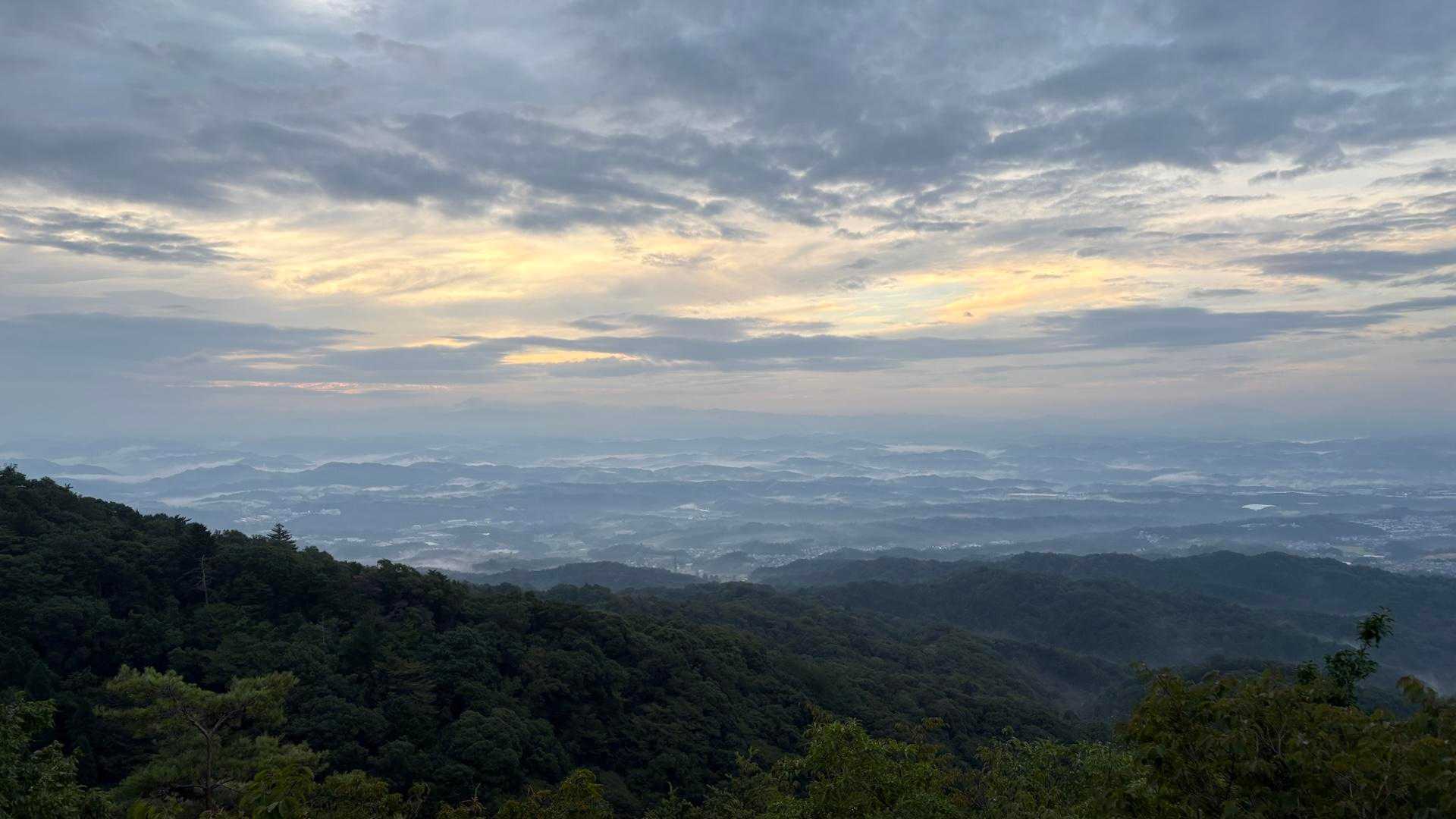 雲の切れ間から朝の光
眼下にはまだ薄い霧