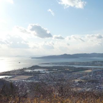 向山（196.9m）
標識は見当たらず...見えてなかったのか？
山頂付近から見える赤穂海浜公園の角にある丘が最後に登る「唐船山」