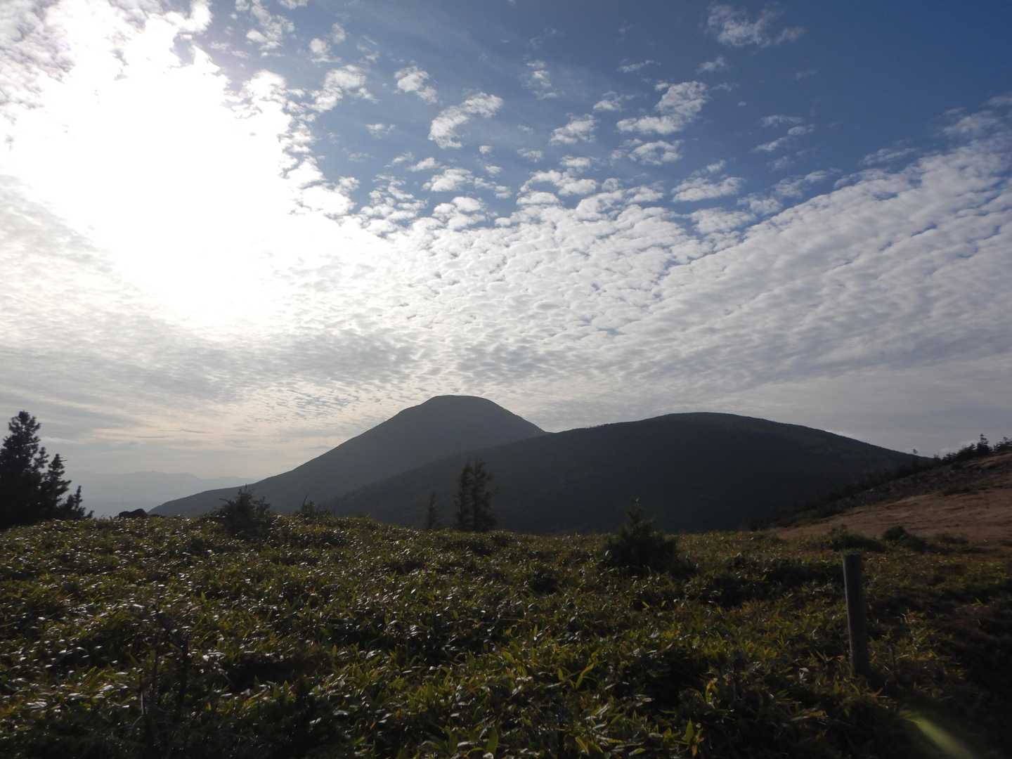 朝登った蓼科山。夕方になりすっかり秋の空