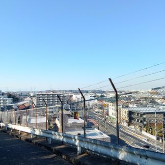 港南台駅を出て15分ほどの最初の坂