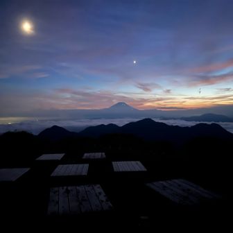 夕暮れの月と一番星と雲海に浮かぶ富士
見とれる