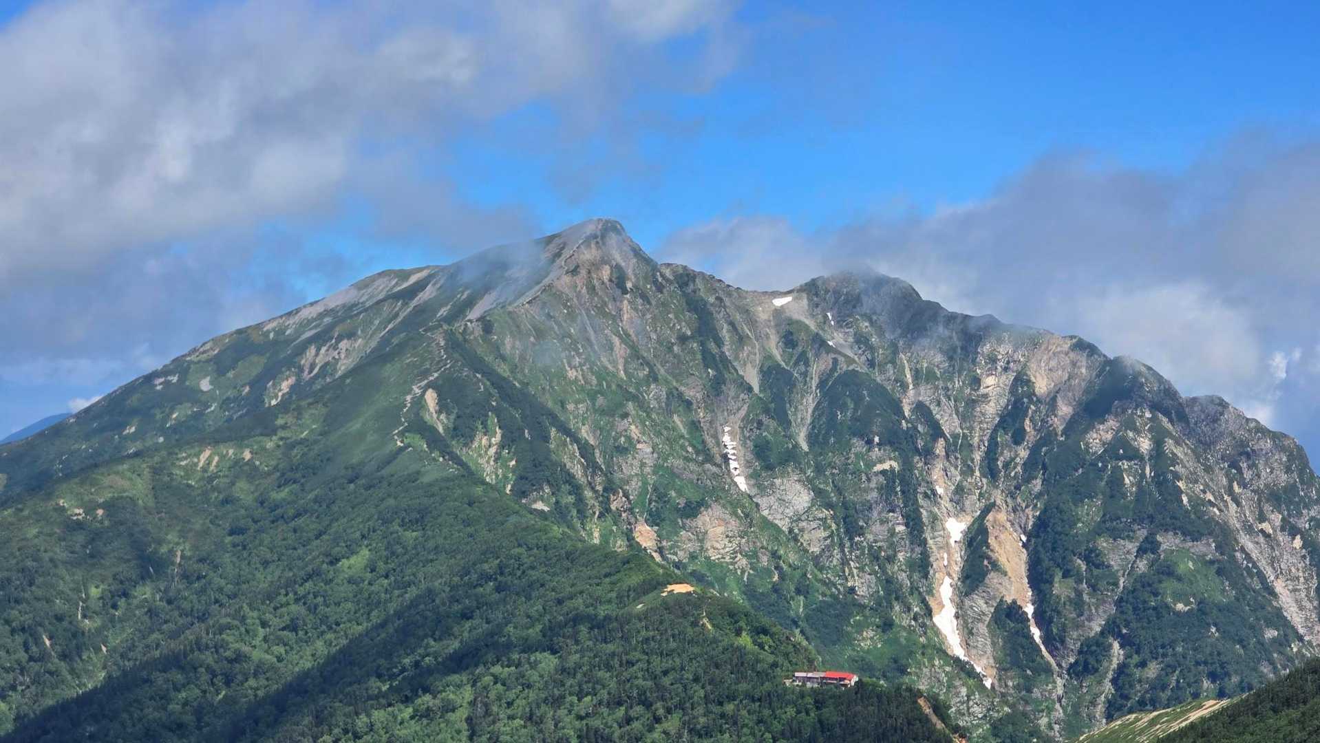 爺ヶ岳往復 | 柏原新道から稜線へ、剱岳と鹿島槍を一度に望む三峰の山の写真