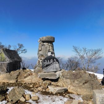 気が付くと  いつの間にか真っ青💙

願掛け キャラメルブリュレのお陰😆??
慌てて撮る！

爆風で激寒過ぎる‎〰✮⋆˙
せっかくだから 祖母山を持って本日2度目の自撮り…迷うがやってみた💙

指が痛冷た過ぎて動かせなくて力が入らなくて⚡
フックをナカナカ外せない🥶‎✮⋆˙‎✮⋆˙