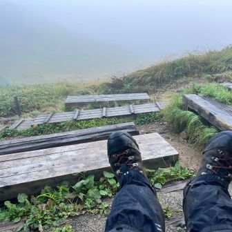 避難小屋の前。お世話になりました。　掃き掃除をして小屋を後に。