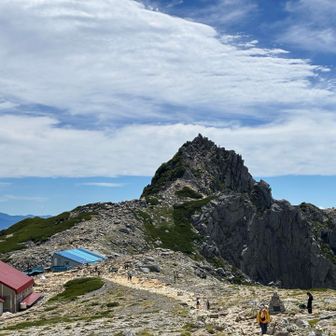 山頂はスマホで写真撮れず。遠くから見てもすごい山です。