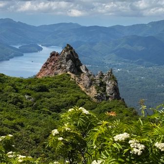 目の前にあらわれた天狗岩
圧巻の景色です‼️

私には魔女の住むお城にしか見えない（笑）

人を寄せ付けないその魅力😍
住みたいなぁぁぁ。。。。