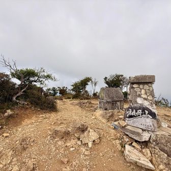山頂の全景。祠が2つあった。
さあ、天気が崩れる前に下山だ！