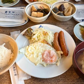 朝食🥞
めっちゃ美味い
多分鉄フライパンで焼いた目玉焼き🍳
おでん良い
北穂の飯はほんと美味い😋