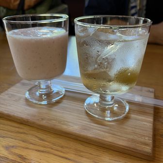下山途中のキャンプ場のカフェ。
この暑さにピッタリ
いちごのスムージー&自家製梅ジュース
