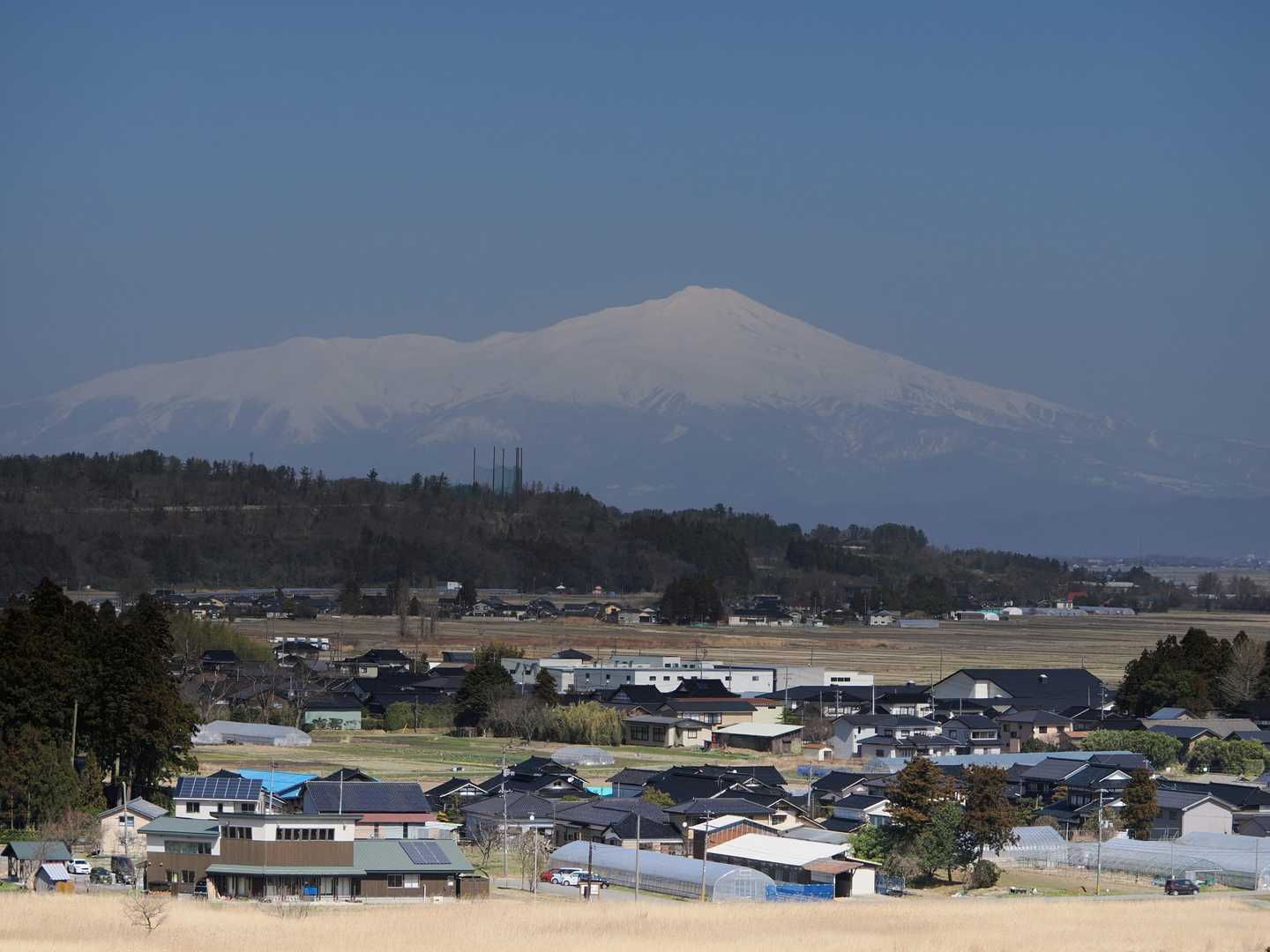 公園まで来て一休み。
今日も鳥海山で遊んでいる人がいるんだよなぁ。あの辺かな？