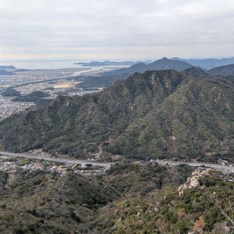 西峰からの西目山