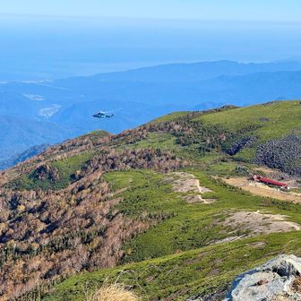 ヘリは白馬大池山荘に物資を運んでいるのかと思ったが後のYahooニュースで亡くなられた遺体を搬送していたと知った