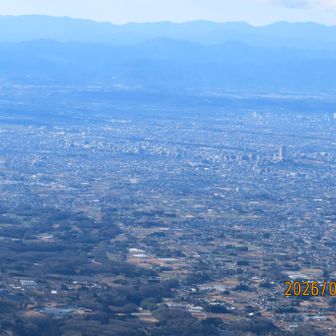 さらに引いた。
左上に富士山、真ん中横に群馬県庁。（北関東３県対抗TV番組？で、群馬県出身の２大巨頭がこの県庁の高さを自慢していた。都庁を除くと日本一だとか。）