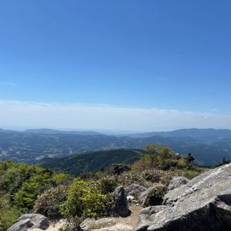 あっちには…

うっすらと雲仙普賢岳が見えます！！
（たぶん）

どこの山からも「遠望できる」と書かれている普賢岳だけど、当の普賢岳から見ると、どの山がどの山だかサッパリ判らないという罠。