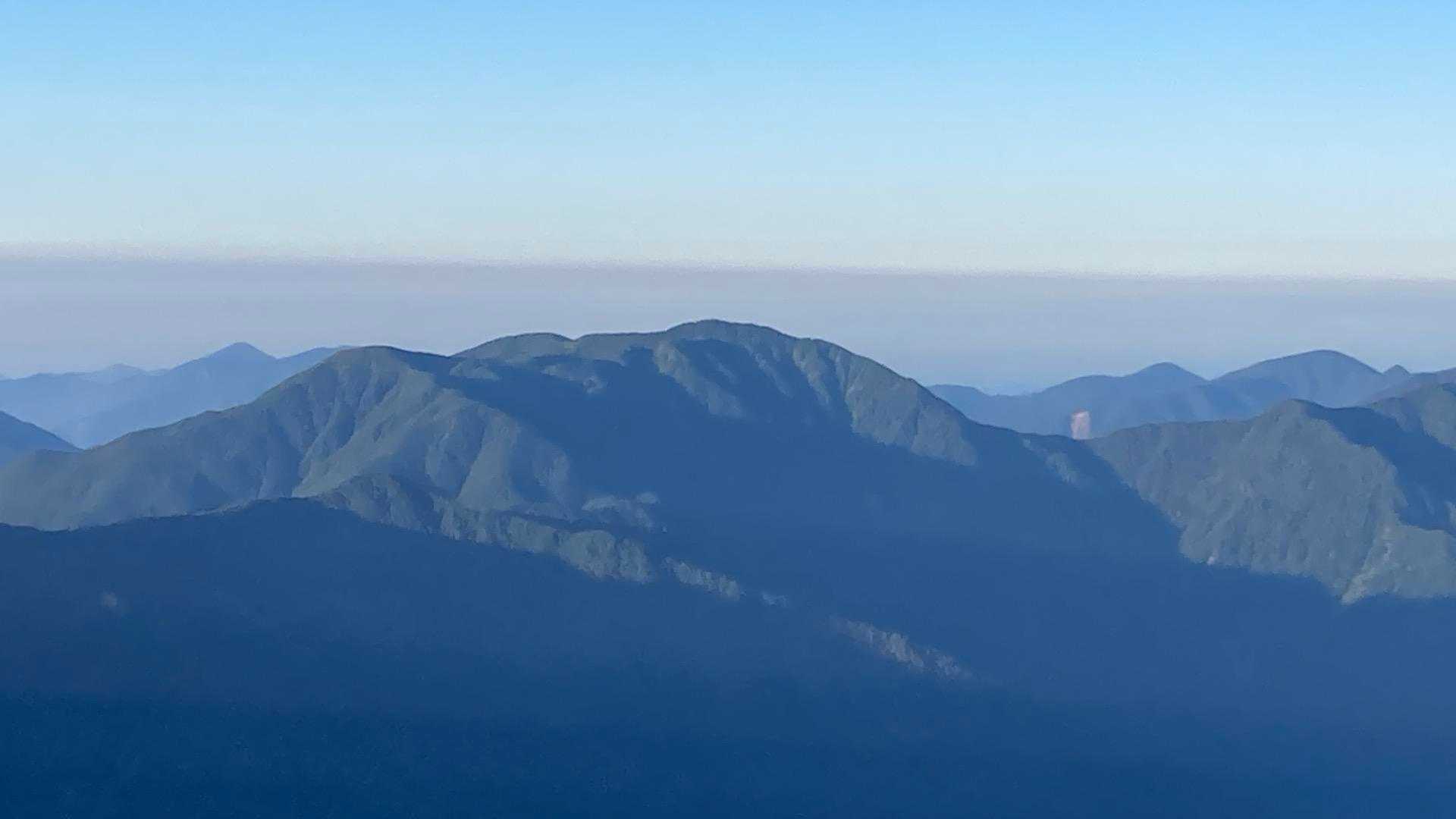 昨日から歩いてきた光岳