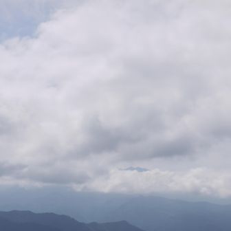 一瞬、乗鞍が姿を現します