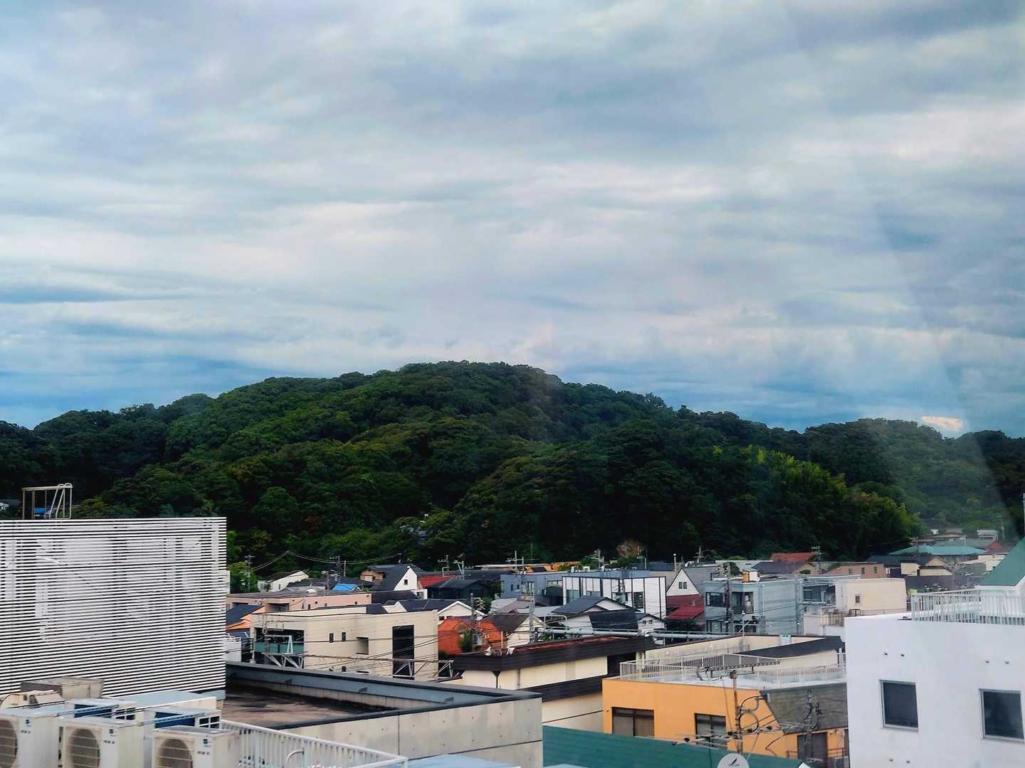 お店のテラス席からの眺め
あの山は？👀

地図を見ると源氏山公園でしょうか？