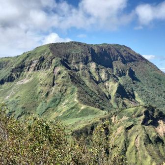 神楽ヶ峰を少し過ぎた場所から苗場山の本体
ラスボス感😳🫠😇
右遠景は鳥甲山