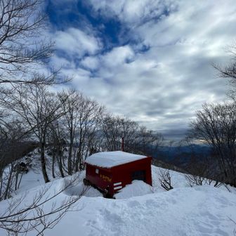 熊穴沢避難小屋。まだ中に入れて、休憩している人もいました。