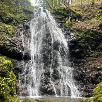 初っ端から立派な滝
