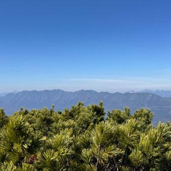 石狩岳から三国峠の稜線、右奥は旭岳