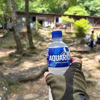 富士見平小屋でアクエリアスと湧き水を補給💧
アクエリアスは一気に飲んでしまった😅