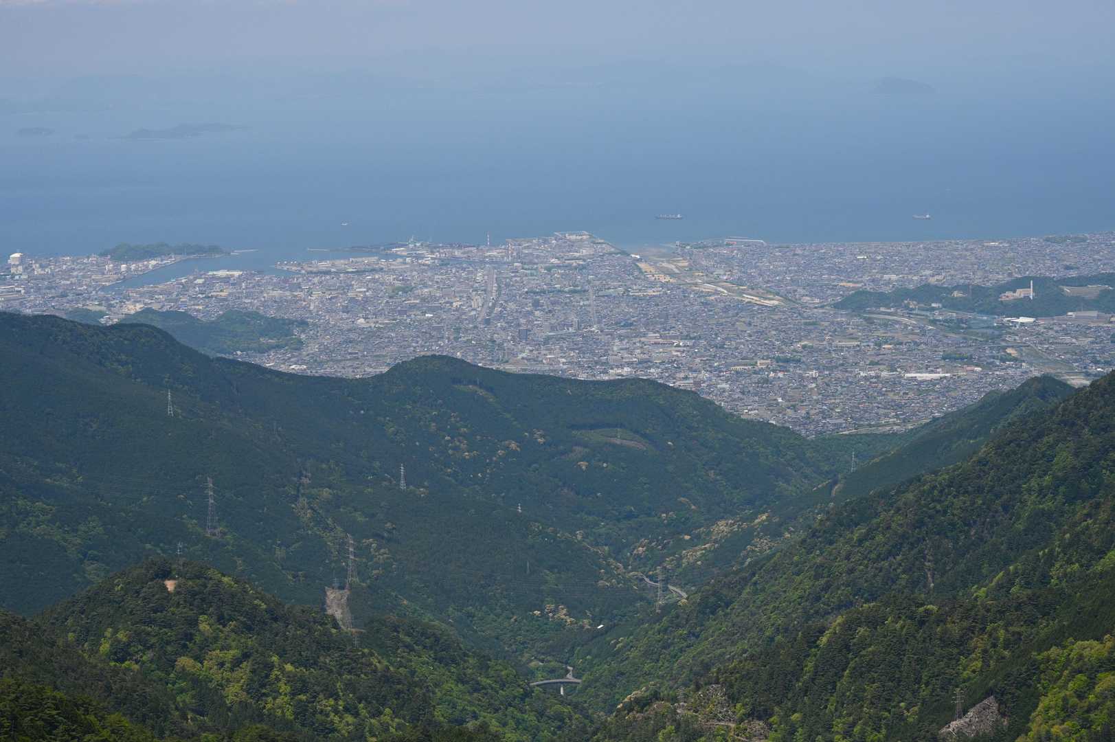 新居浜市方面
昨晩通ったループ橋が見えてる
