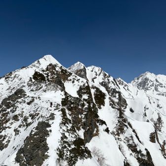 さあ、目の前開けてきました。ピラミッドピークの白いトンガリが先ずは聳え立つ🏔️