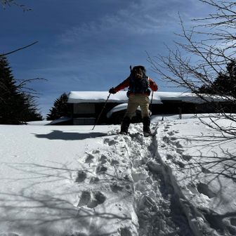 何とか山小屋まで到着(冬は閉まってます)