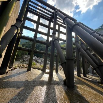 無事に下山😺
遠く御在所岳を眺めて、お疲れ様でした〜

いやいや、駐車場🅿️まではまだ少し歩きます
トンネル通って20分程のぼり坂歩きです🚶