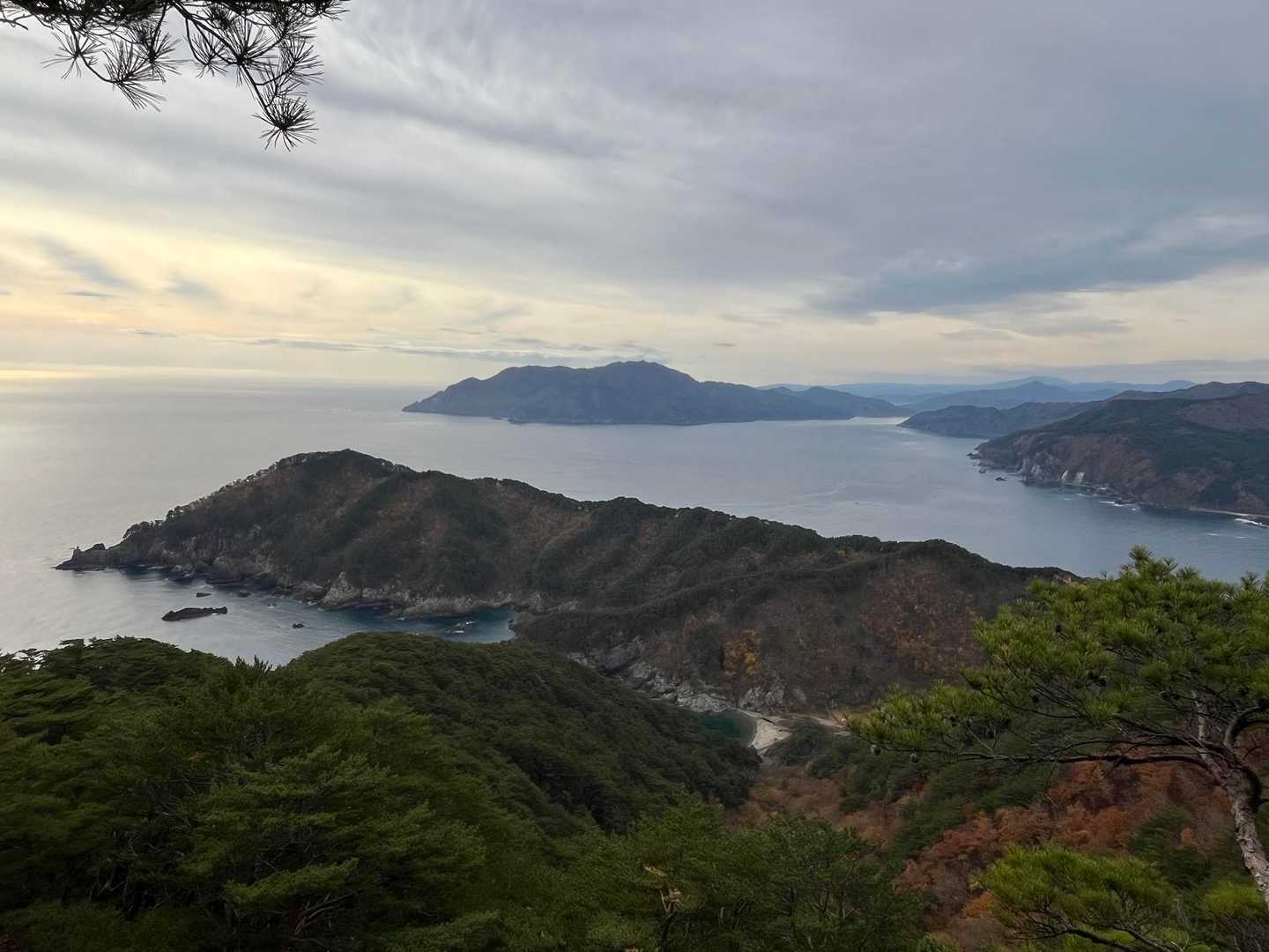 ビューポイント👀

奥に見えるのは霞露ヶ岳かな