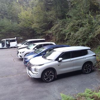 登山道入り口前の駐車場は満車で停められなかったので、５分ほど離れた駐車場がスタート＆ゴールになりました。