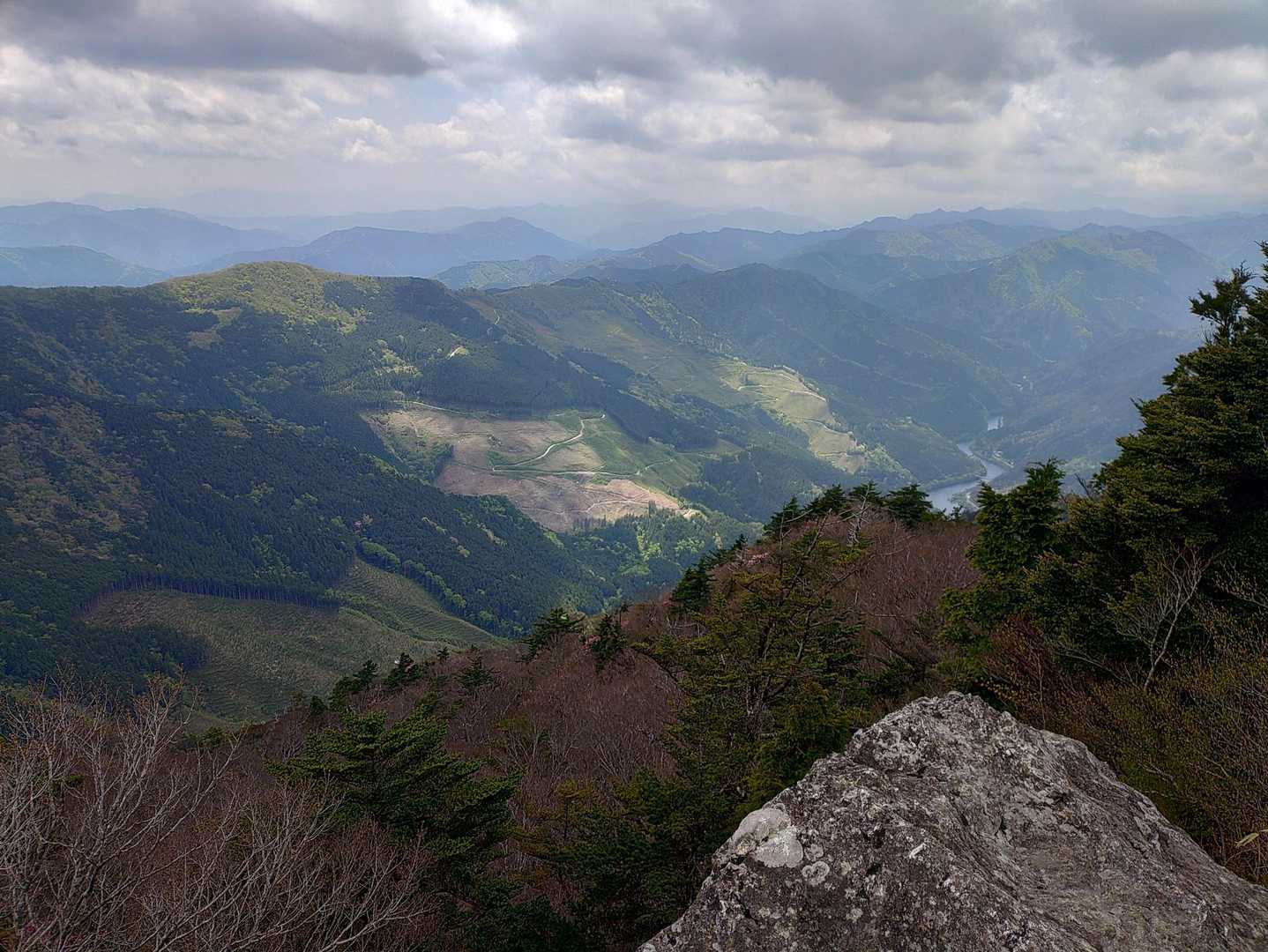 稲叢山山頂到着、雲が多いです
