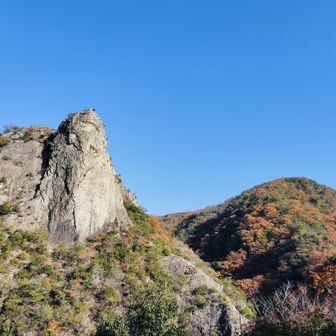 岩と紅葉と青空と