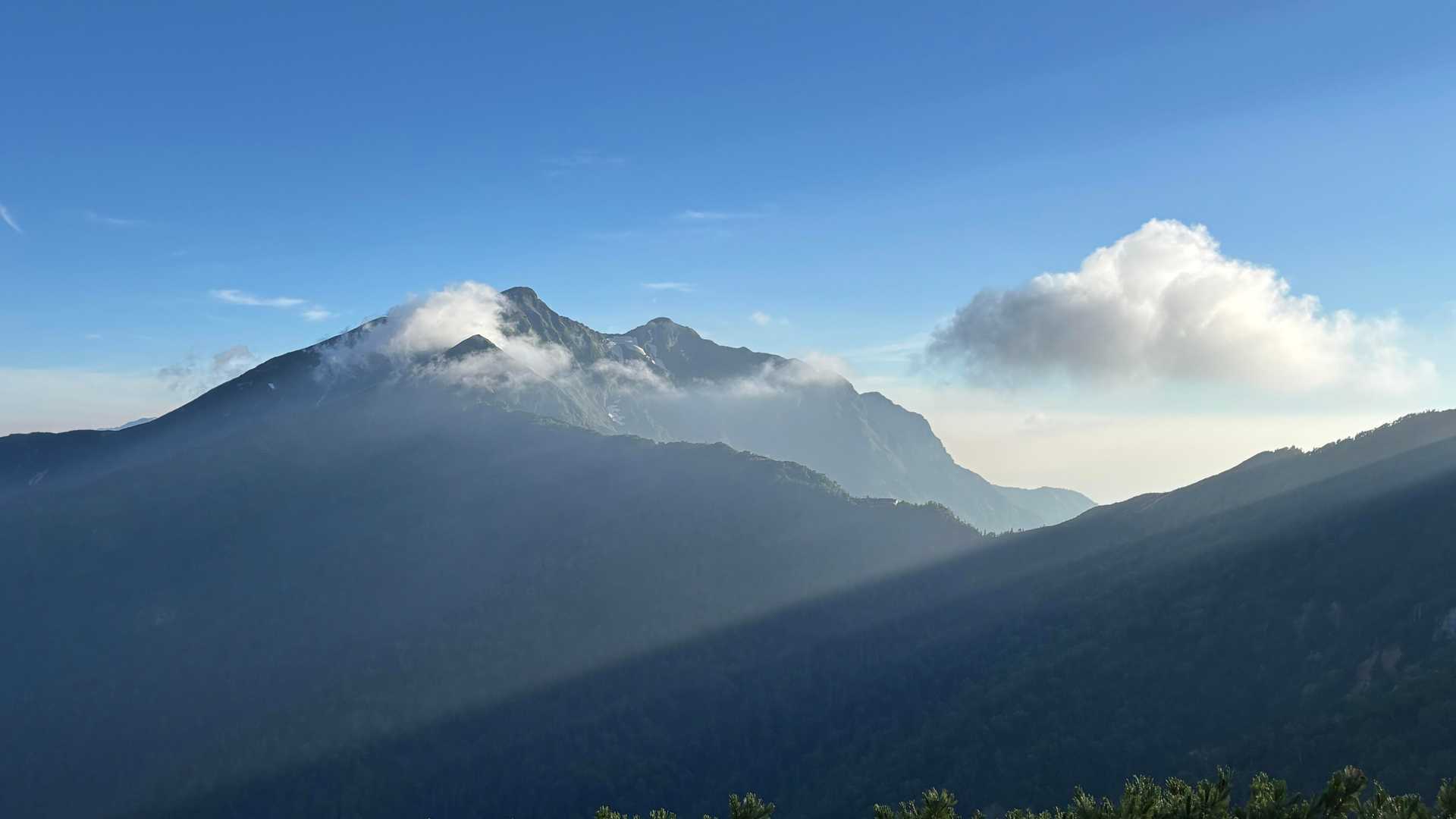 鹿島槍ヶ岳縦走 | 国内で希少な現存氷河を抱き、後立山連峰を代表する秀麗な双耳峰の写真