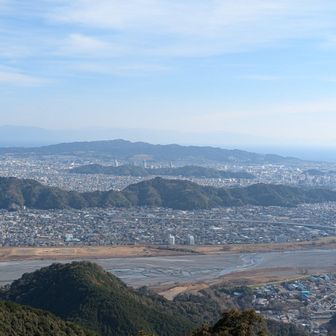 安倍川の向こう、手前から賤機山、谷津山、日本平、駿河湾🌊を挟んでうっすらと伊豆・天城山系！　この四並びの景観、個人的にお気に入りデス🤘