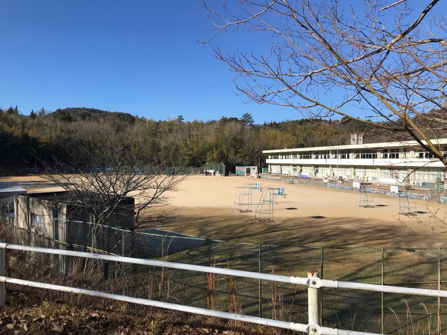 振り向くと懐かしい雰囲気の小学校🏫
