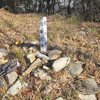 右に　おつかれ山～⛰️　四国百名山なのに標示ないし
