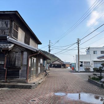 港⚓️近くに戻ってきた。スーパーの店員さんに聞いたら船🚤は出航するとのこと☺️