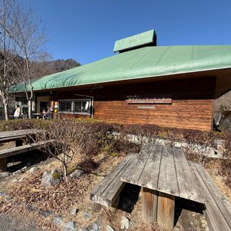 ビジターセンターまで戻ってきました。キレイな施設です。ジャンボアイスモナカ２００円でした。