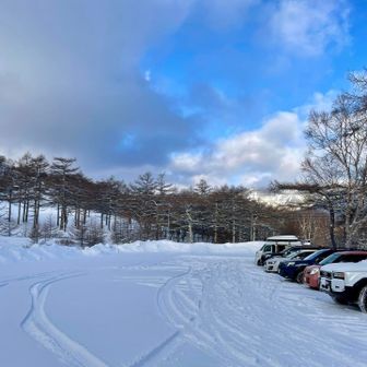 高峰高原ビジターセンターからスタート🚶‍♂️
まだ車は少なめ🚗
