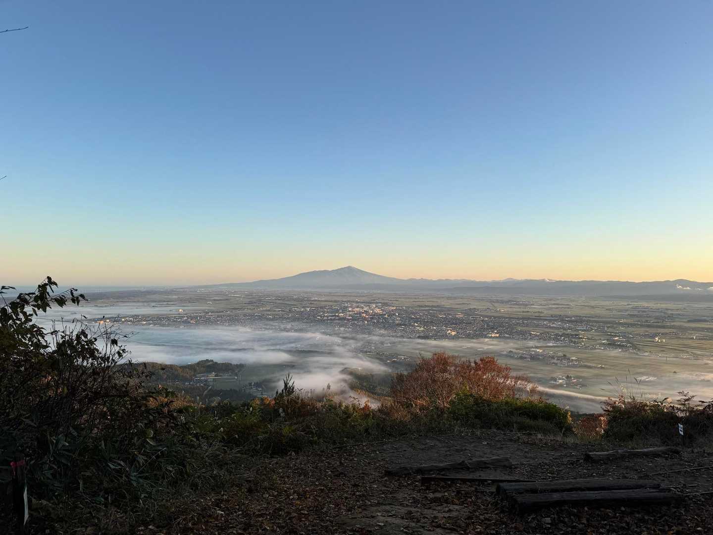 鳥海山が綺麗に見える！
下界の庄内平野に溜まっているガスのお陰で幻想的。